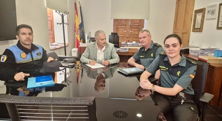 Jos&eacute; Juan Cruz en su encuentro con el nuevo comandante de la Guardia Civil de Lanzarote.