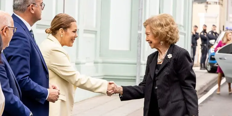 Astrid P&eacute;rez saludando a la Reina Sof&iacute;a antes de su investidura