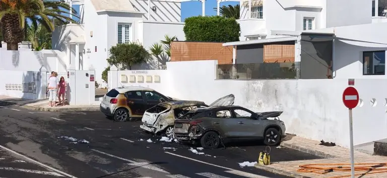 As&iacute; quedaron los veh&iacute;culos tras el impresionante incendio