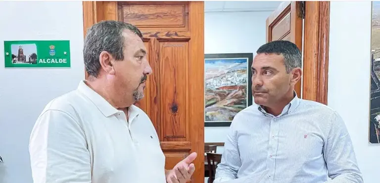 Miguel &Aacute;ngel Jim&eacute;nez hablando con Oswaldo Betancort cuando ambos compart&iacute;an labores de gobierno en Teguise.