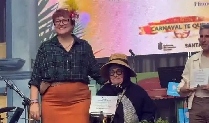 Manuel Rodr&iacute;guez recibiendo la distinci&oacute;n en Santa Cruz de Tenerife.