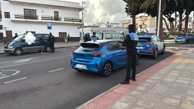 Controles preventivos conjuntos de la Polic&iacute;a Local de Arrecife y la Polic&iacute;a Nacional.
