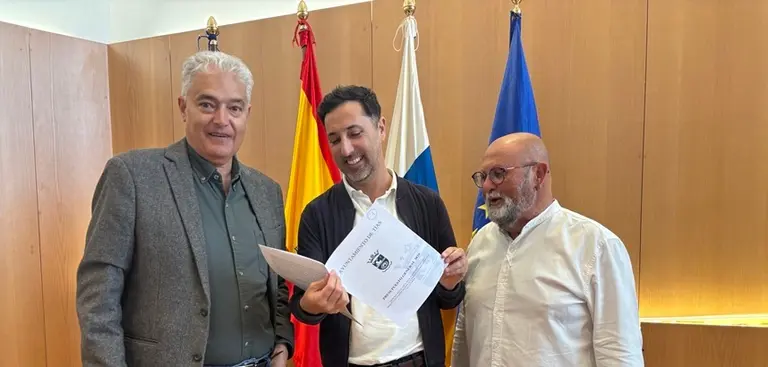 Jos&eacute; Juan Cruz junto a Tom&aacute;s Silvera y Nicol&aacute;s Saavedra.