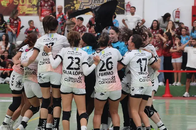 Jugadoras del San Jos&eacute; Obrero celebrando el triunfo en el &uacute;ltimo segundo.