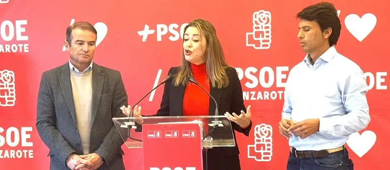 Los parlamentarios Marcos Hern&aacute;ndez y Marcos Bergaz con la l&iacute;der de los socialistas lanzarote&ntilde;os, Mar&iacute;a Dolores Corujo.