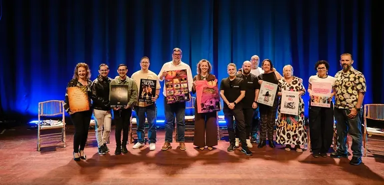 Isidro P&eacute;rez, Carmen Medina, representantes del grupo de gobierno y miembros de los distintos grupos de teatro amateur del municipio.