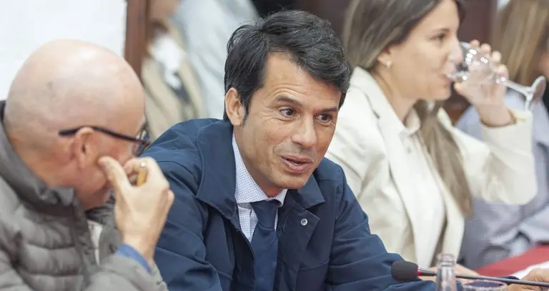 El portavoz del PSOE, Marcos Bergaz, en el centro de la imagen.