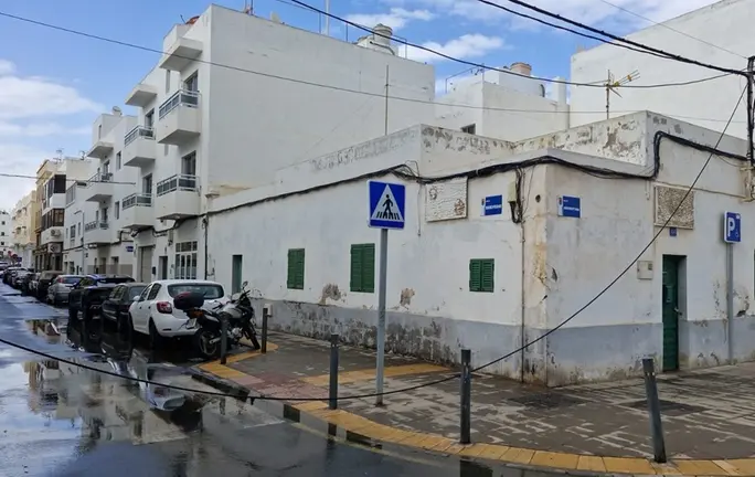 Caida de cables de Endesa por la fuerza del viento en calles de Arrecife. Protecci&oacute;n Civil, Polic&iacute;a Local y Consorcio de Seguridad han intervenido ante estas ca&iacute;das 