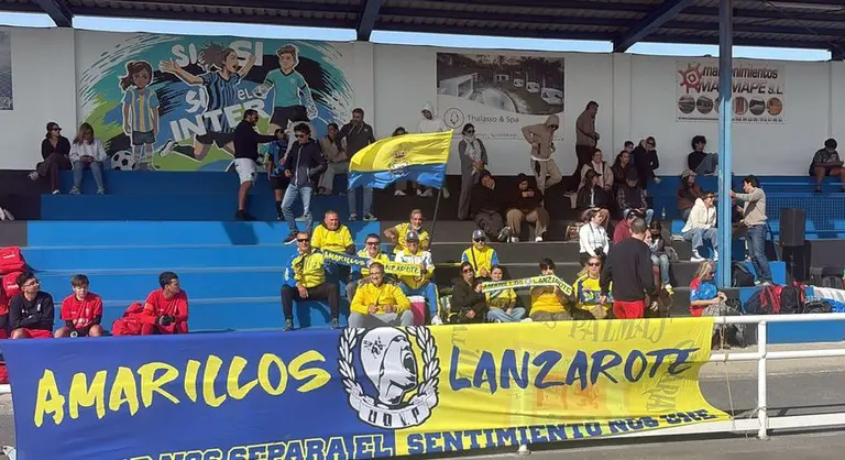 La pe&ntilde;a Amarillos Lanzarote puso el color y la animaci&oacute;n en la grada