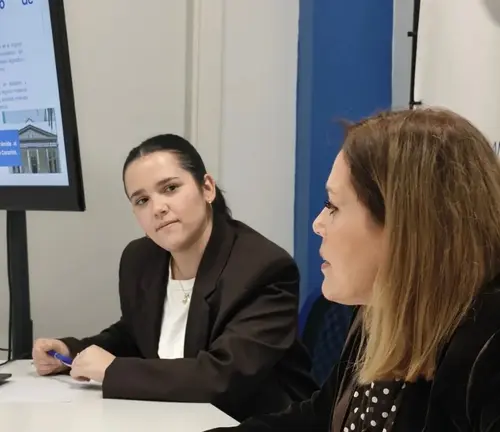 Ana Hern&aacute;ndez junto a Astrid P&eacute;rez.