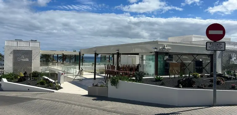 Centro comercial que se est&aacute; elaborando en Las Cucharas clausurado.