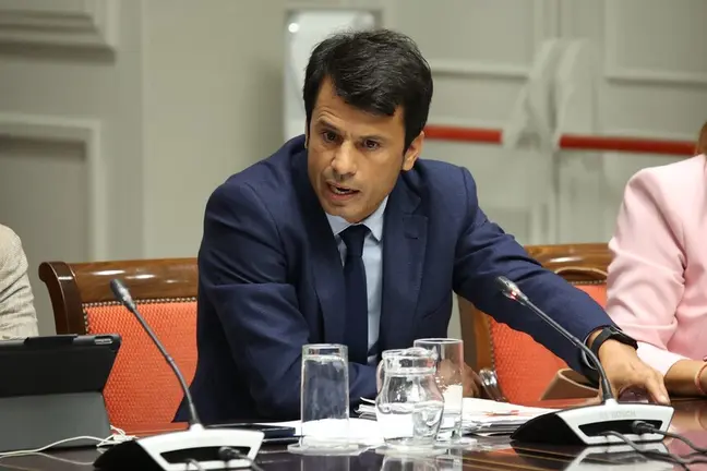 Marcos Bergaz (PSOE) en Comisión parlamentaria.