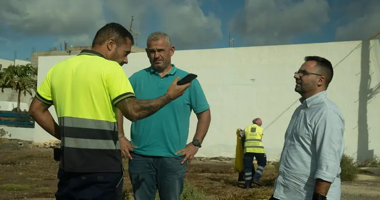 El concejal de Limpieza, Jacobo Lemes, con el primer teniente de alcalde de Arrecife, Echedey Eugenio, repasando el estado de los trabajos