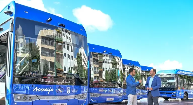 El alcalde de Arrecife, Yonathan de Le&oacute;n, y el concejal de Transportes y Movilidad, Mario Gonz&aacute;lez Altube.