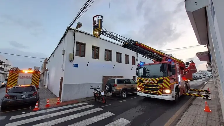 Bomberos durante el traslado de la persona afectada.