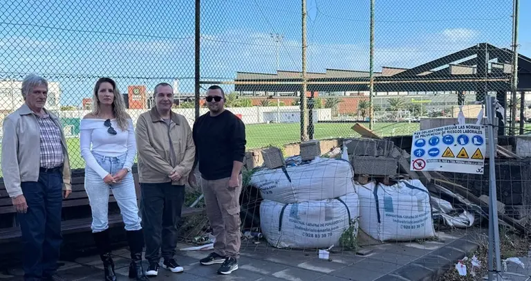 Miebros de NC en los aledaños del campos de fútbol del  Parque de Deportes.