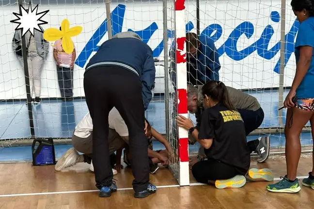 Momento inicial en el que trataron de desenganchar a la ni&ntilde;a de la porter&iacute;a