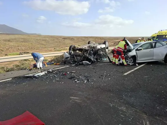 Imagen del estado de los veh&iacute;culos y algunos de los heridos en el duro choque.