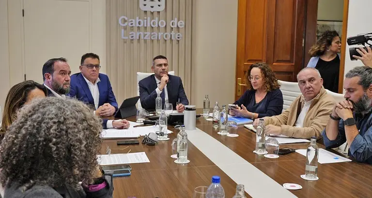 Reuni&oacute;n de Oswaldo Betancort con el consejero de Pol&iacute;tica Territorial y Aguas del Gobierrno de Canarias.