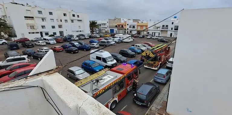 Los bomberos tuvieron que bloquear la calle para poder actuar