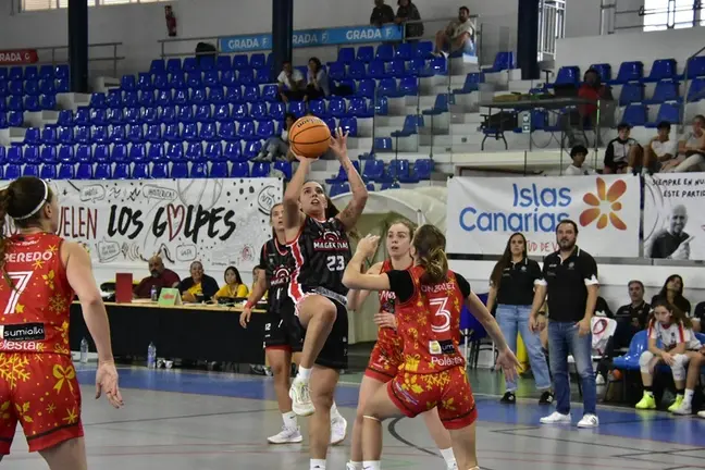 Jugadoras del Magec T&iacute;as realizando un lanzamiento.