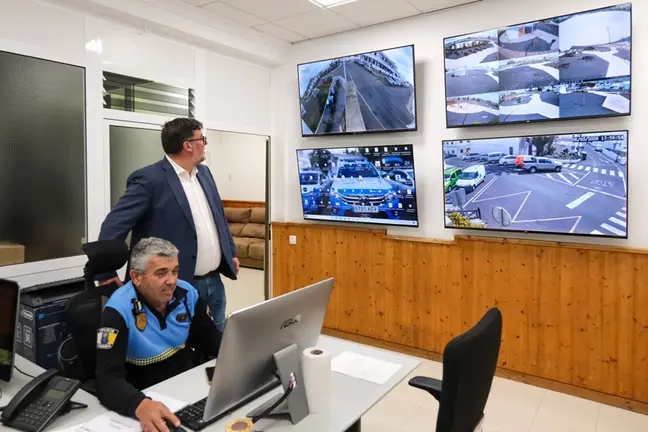 Isidro P&eacute;rez junto a un agente de la Polic&iacute;a Local observando las c&aacute;maras de vigilancia.