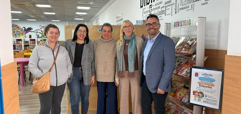 Abigail Gonz&aacute;lez y Echedey Eugenio con el personal de la biblioteca.