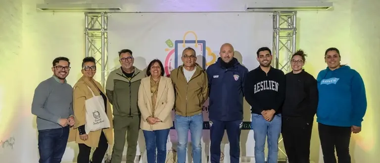 Alma Gonz&aacute;lez en la reuni&oacute;n con los comerciantes.