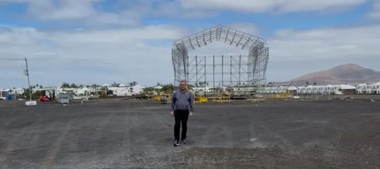 Luis Miguel Valiente en la zona donde se realizarán los actos del Carnaval en Playa Blanca