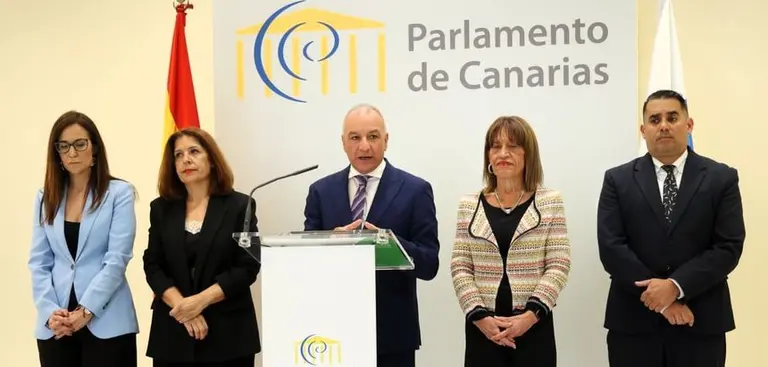 Luis Campos al frente de los parlamentarios de Nueva Canarias este martes en la C&aacute;mara auton&oacute;mica