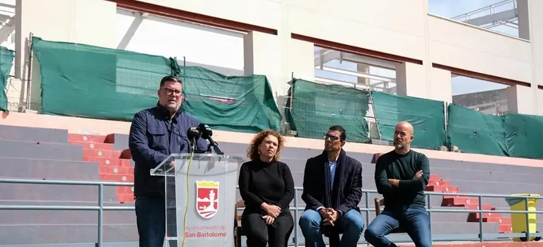 Isidro P&eacute;rez junto a sus compa&ntilde;eros del grupo de gobierno en rueda de prensa.