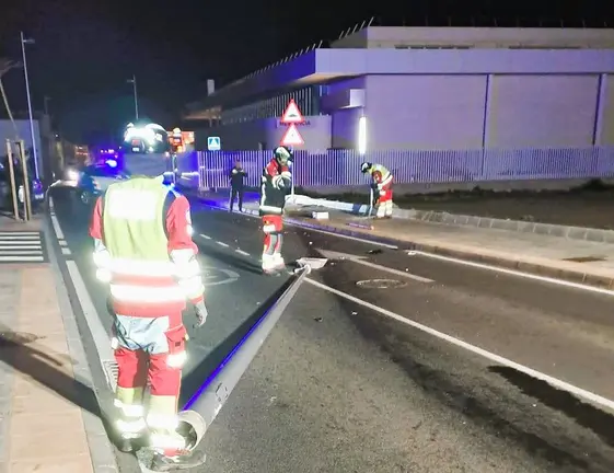 Momento en el que actuaron los polic&iacute;as locales y los bomberos