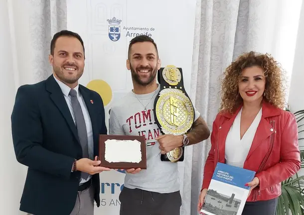 Hecher Sosa con el alcalde de Arrecife y la concejal de Deportes.