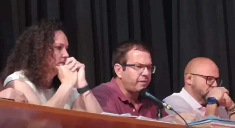 Antonio Morales en el centro de la imagen en un pleno celebrado en Tinajo. 