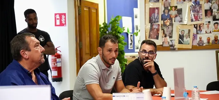 Echedey Eugenio, Rosmen Quevedo y Miguel &Aacute;ngel Jim&eacute;nez en una de las reuniones para tratar la rehabilitaci&oacute;n de las viviendas de Titerroy.