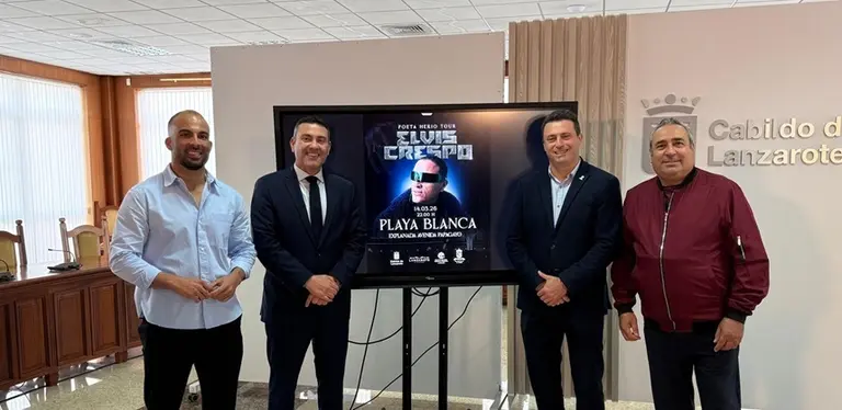 &Oacute;scar Noda junto a Oswaldo Betancort, Daniel Medina y &Aacute;ngel V&aacute;zquez en la presentaci&oacute;n del concierto de Elvis Crespo.