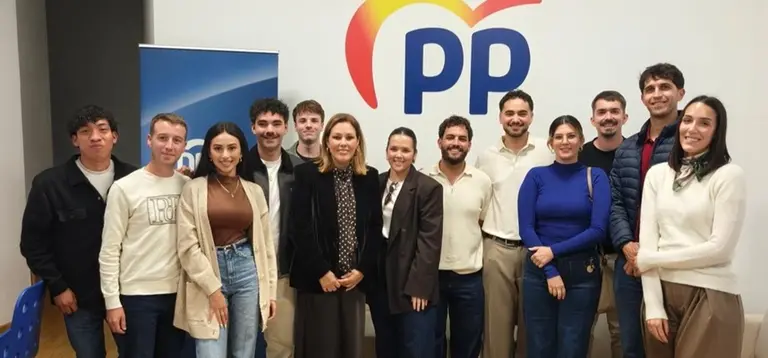 Componentes de las NNGG del PP junto a Astrid P&eacute;rez.