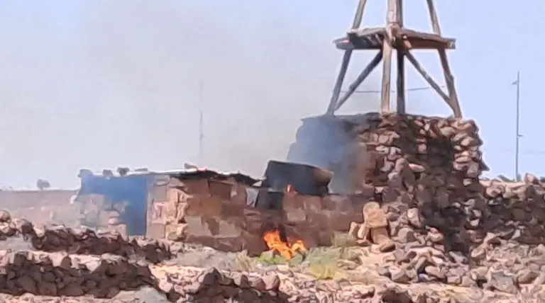 Momento en el que se produce el incendio en la improvisada vivienda que hay en las Salinas de Puerto Naos