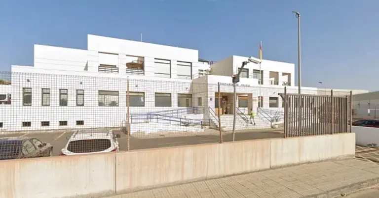 Imagen de la entrada a la Comisar&iacute;a de la Polic&iacute;a Nacional en Arrecife.