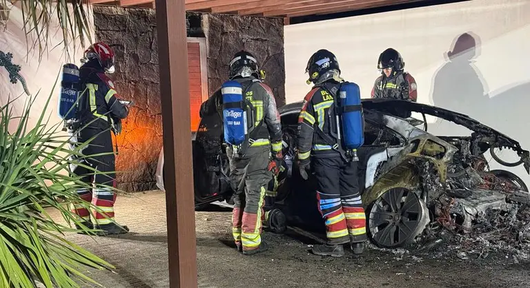 Los bomberos comprobando que hab&iacute;a terminado el incendio de uno de los veh&iacute;culos