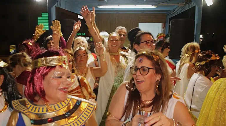 Alegr&iacute;a desbordada en las carrozas del carnaval de Playa Blanca
