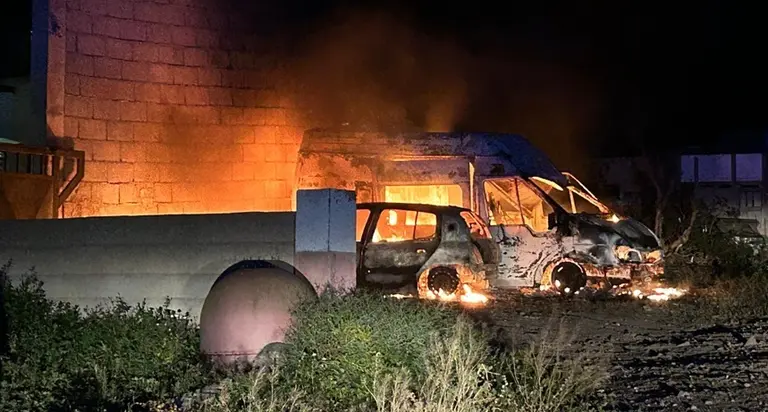 Veh&iacute;culos afectados por las llamas en Uga.