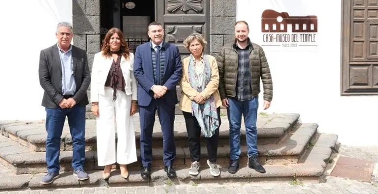 Oswaldo Betancort junto a Olivia Duque, Eugenio Robayna, Rita Hern&aacute;ndez y Gin&eacute;s Gonz&aacute;lez.