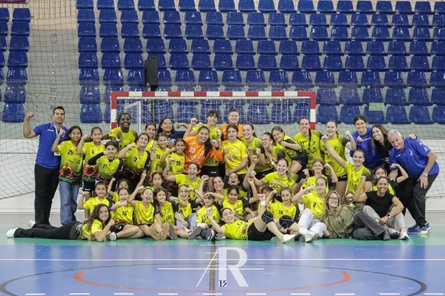 Jugadora del Puerto del Carmen celebrando la victoria ante el Lleida.