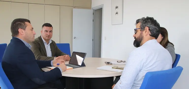 reuni&oacute;n celebrada en Las Palmas entre la representaci&oacute;n municipal y el Jefe de la Demarcaci&oacute;n de Costas de Canarias, Alberto Mart&iacute;n Coronel.