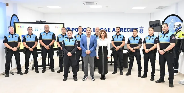 El alcalde de Arrecife y la concejala de Deportes junto al subcomisario jefe y los 10 agentes de la los agentes de Unidad de Prevenci&oacute;n, Mediaci&oacute;n y Convivencia (UPMEC)