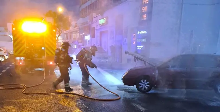 Momento en el que los bomberos controlaron el incendio.