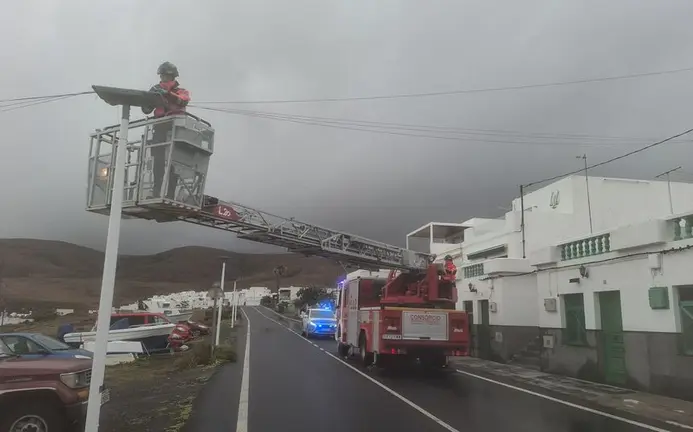 Los bomberos recolocando el cableado en la zona de Playa Quemada.