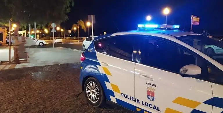 Veh&iacute;culo de la Polic&iacute;a Local de Arrecife en la zona pr&oacute;xima donde se realiz&oacute; la intervenci&oacute;n.