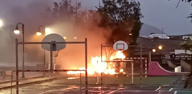 Incendio provocado en la furgobar de Arrieta,